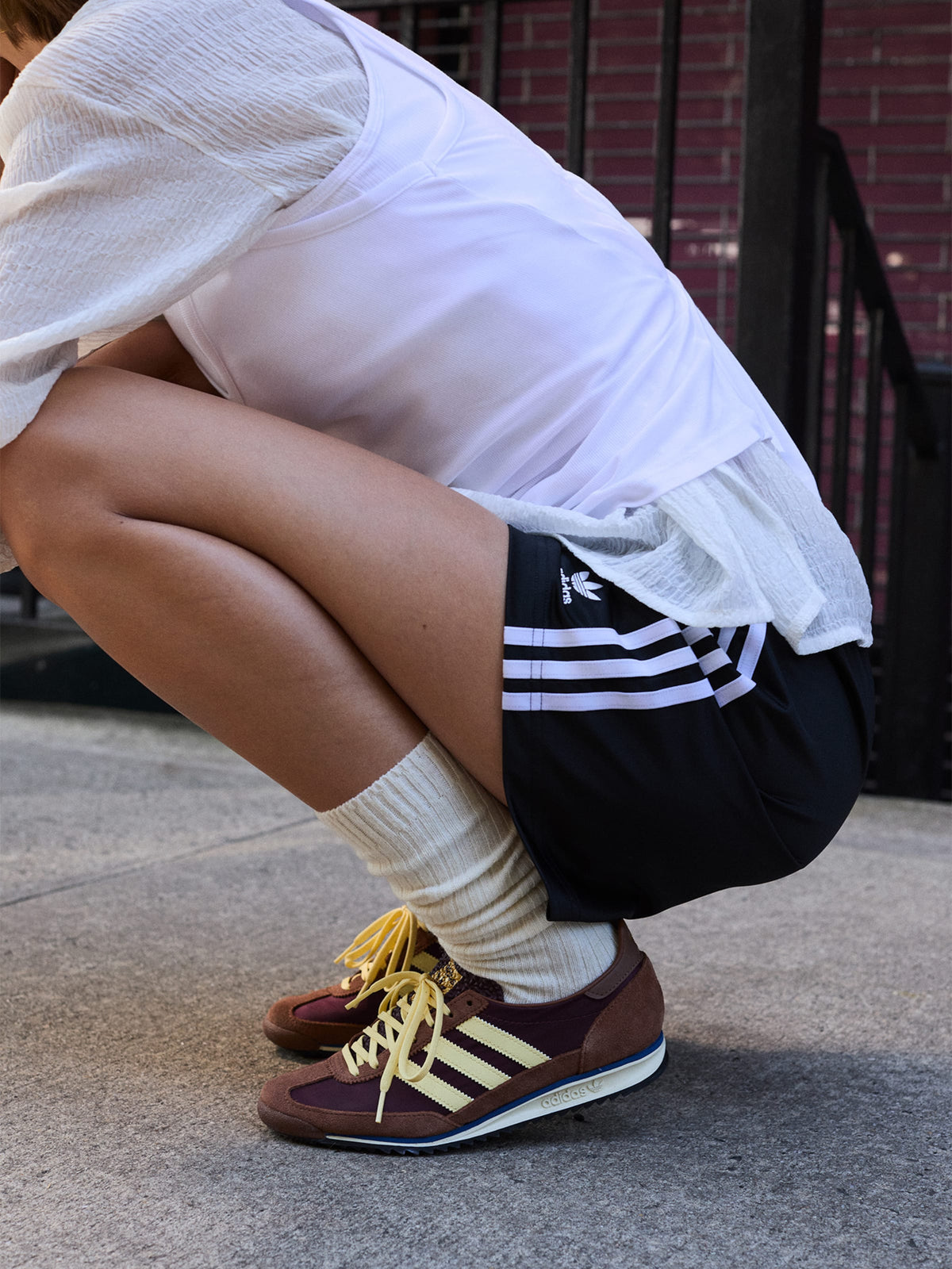 ADIDAS ORIGINALS - Zapatillas deportivas bajas 'SL 72' en marrón: lado